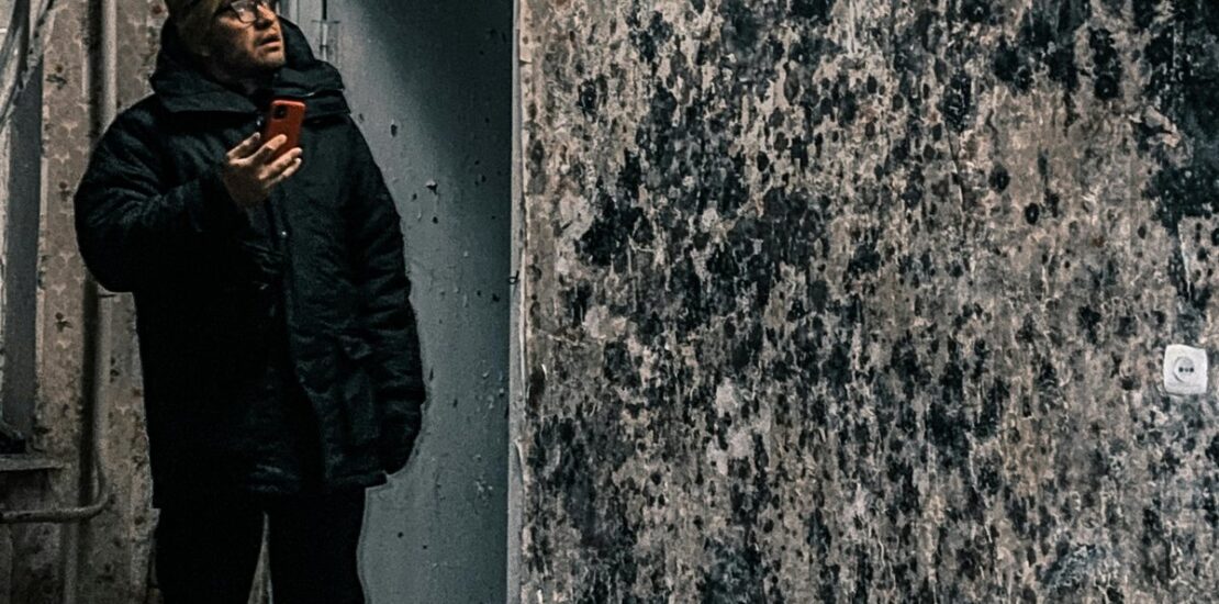 Heavily mold-covered room walls - black mold symptoms and health risks